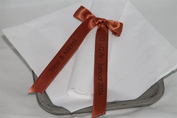 Kobber sløjfebånd - skrifttype på foto: Mostra Nuova